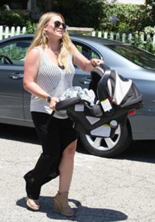 Hilary Duff feet photo thumbnail