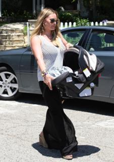Hilary Duff feet photo thumbnail