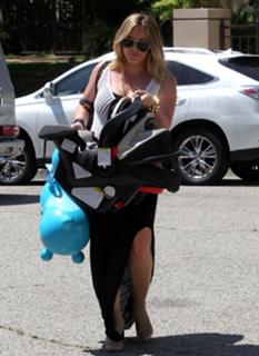 Hilary Duff feet photo thumbnail