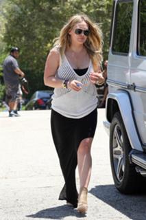 Hilary Duff feet photo thumbnail