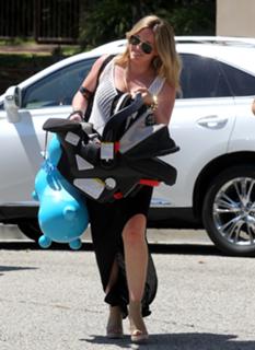 Hilary Duff feet photo thumbnail