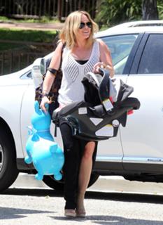 Hilary Duff feet photo thumbnail