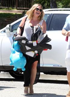 Hilary Duff feet photo thumbnail
