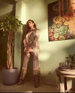 Huma Qureshi feet photo thumbnail