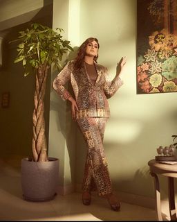 Huma Qureshi feet photo thumbnail