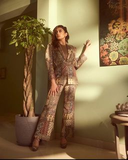 Huma Qureshi feet photo thumbnail