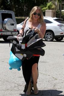 Hilary Duff feet photo thumbnail
