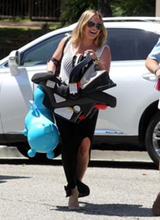 Hilary Duff feet photo thumbnail