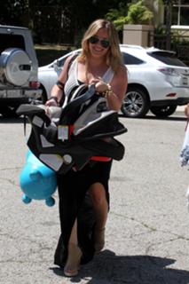 Hilary Duff feet photo thumbnail