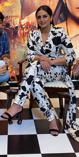 Huma Qureshi feet photo thumbnail