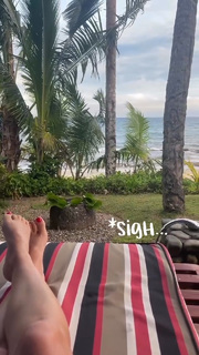 Angela Kinsey feet photo thumbnail