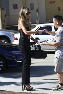 Heidi Klum feet photo thumbnail