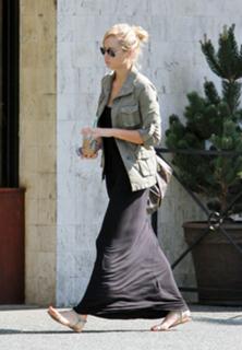 Laura Vandervoort feet photo thumbnail
