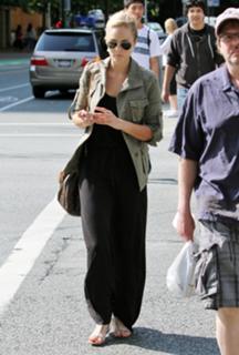 Laura Vandervoort feet photo thumbnail