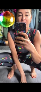 Lisa Snowdon feet photo thumbnail