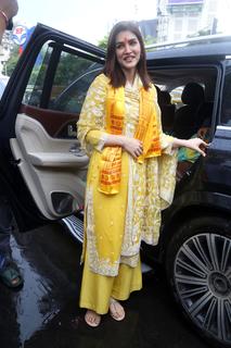 Kriti Sanon feet photo thumbnail