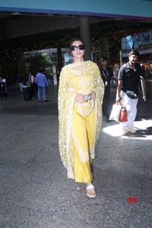 Kriti Sanon feet photo thumbnail