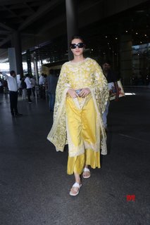 Kriti Sanon feet photo thumbnail