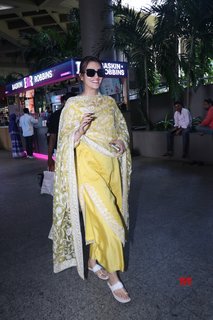 Kriti Sanon feet photo thumbnail