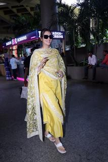 Kriti Sanon feet photo thumbnail