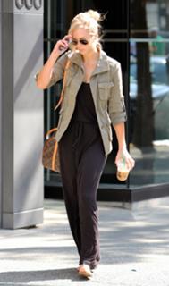 Laura Vandervoort feet photo thumbnail