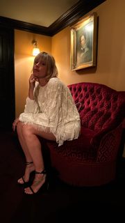Federica Pellegrini feet photo thumbnail