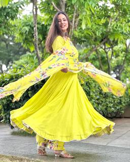Hina Khan feet photo thumbnail