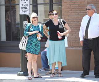 Anna Faris feet photo thumbnail