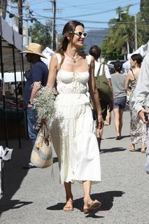 Alessandra Ambrosio feet photo thumbnail