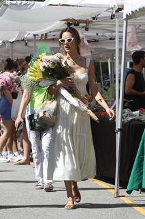 Alessandra Ambrosio feet photo thumbnail