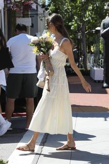 Alessandra Ambrosio feet photo thumbnail