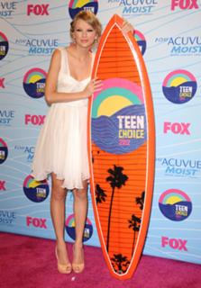 Taylor Swift feet photo thumbnail