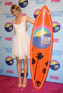 Taylor Swift feet photo thumbnail