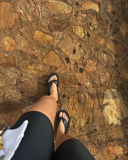 Isis Valverde feet photo thumbnail