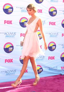 Taylor Swift feet photo thumbnail