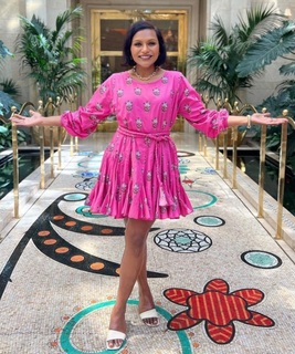 Mindy Kaling feet photo thumbnail