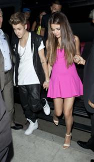 Selena Gomez feet photo thumbnail