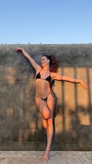 Isis Valverde feet photo thumbnail
