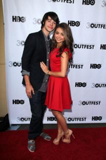 Sarah Hyland feet photo thumbnail