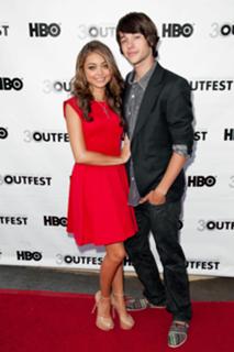 Sarah Hyland feet photo thumbnail
