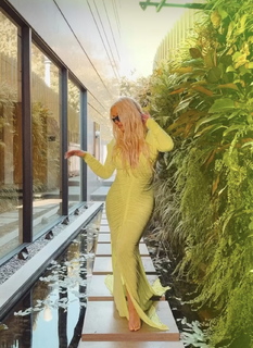 Christina Aguilera feet photo thumbnail