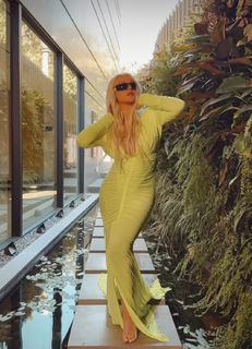 Christina Aguilera feet photo thumbnail