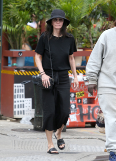 Courteney Cox feet photo thumbnail