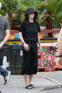 Courteney Cox feet photo thumbnail
