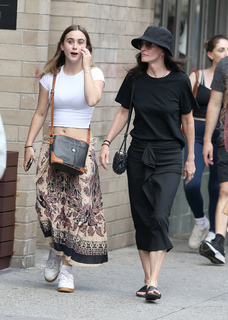 Courteney Cox feet photo thumbnail