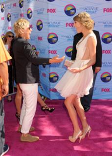 Taylor Swift feet photo thumbnail