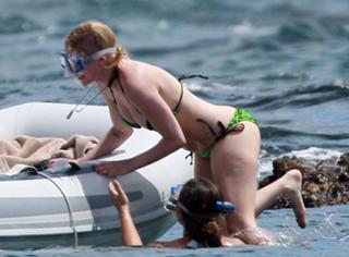 Avril Lavigne feet photo thumbnail