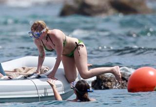 Avril Lavigne feet photo thumbnail