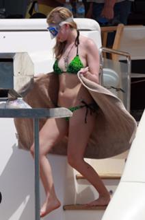 Avril Lavigne feet photo thumbnail