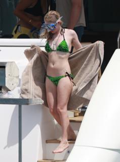 Avril Lavigne feet photo thumbnail